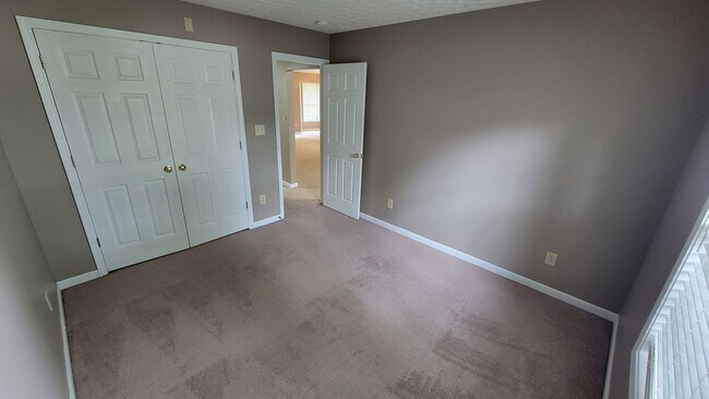 Building Photo - Fabulous 3 bedroom 3 bath walk- out ranch