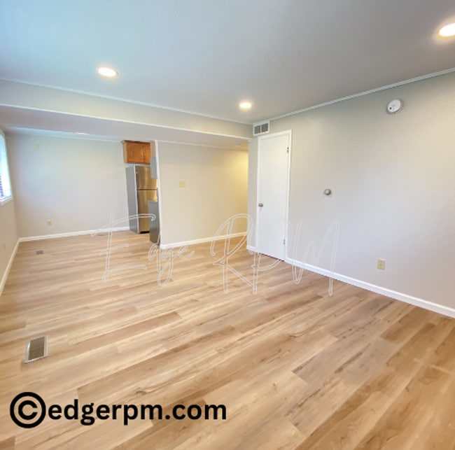 Building Photo - 211 1/2 Angie Dr