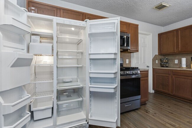 Building Photo - 29326 Legends Green Dr