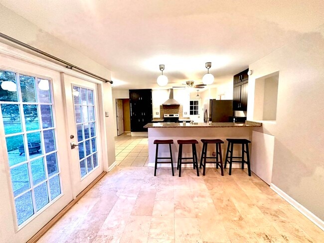 Building Photo - 2020 Allenby Rd