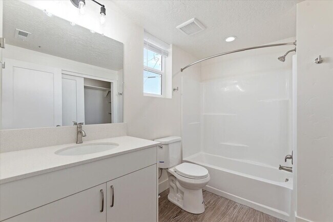 Building Photo - "Chic Comfort Awaits: 2-Bed, 2-Bath Gem with Granite Elegance in Nampa!"