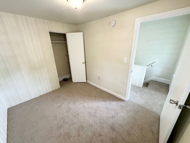 Building Photo - 5 Bedroom Semi-Detached Spacious Home