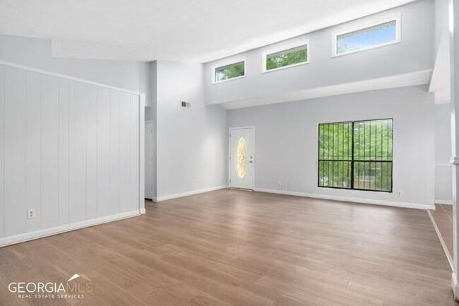 Building Photo - 5825 Vernier Dr SW