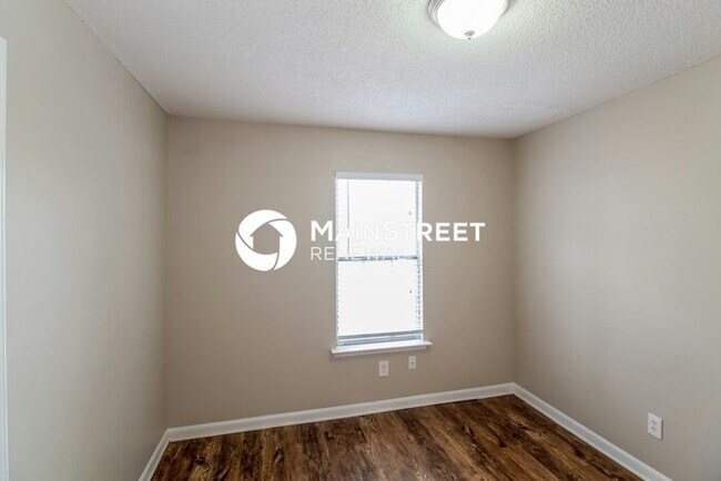 Building Photo - 3 Bedroom Pet-Friendly Home in Memphis, TN with Main Street Renewal