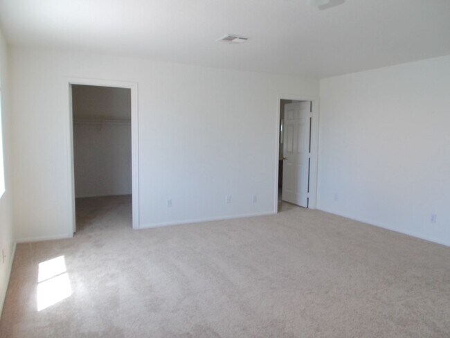 Building Photo - Beautiful 2 Story Home in Northwest!