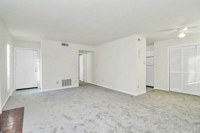Building Photo - Rent Special on Adorable One Bedroom Condo...