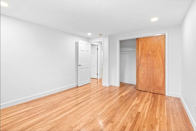 Building Photo - 253 Linden St