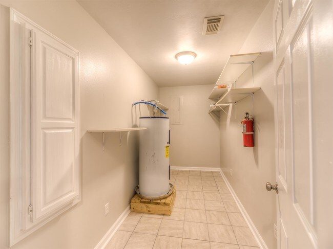 Building Photo - 17 Lakeside Ct