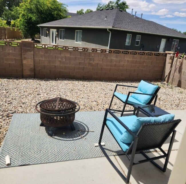 Building Photo - 2747 N Mountain Valley Trl