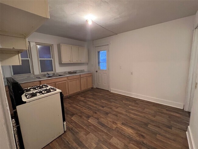 Building Photo - 155 Willow St