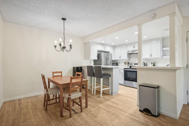 Building Photo - Upstairs Bright 2 bedroom Condo