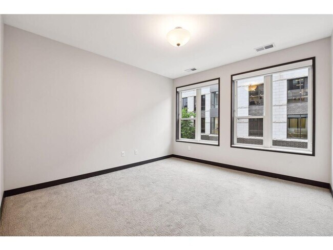 Building Photo - 253 Lake St E