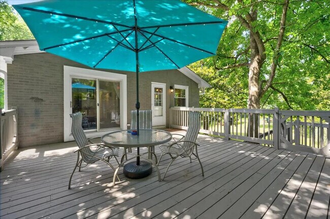 Building Photo - 102A White Oak Dr