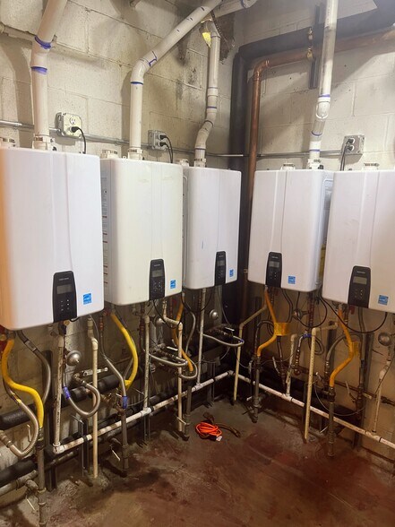 Building Photo - 423 S Rexford Dr