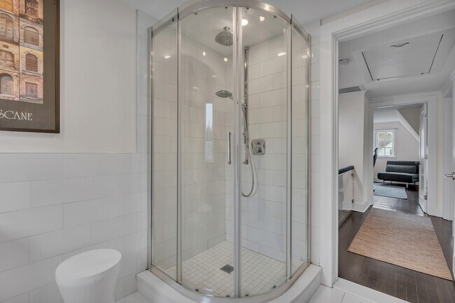 Building Photo - 42 Tanglewylde Ave