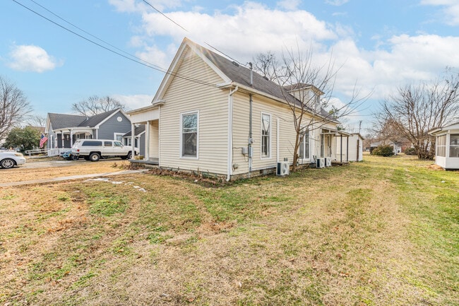 Building Photo - 319 Montague St