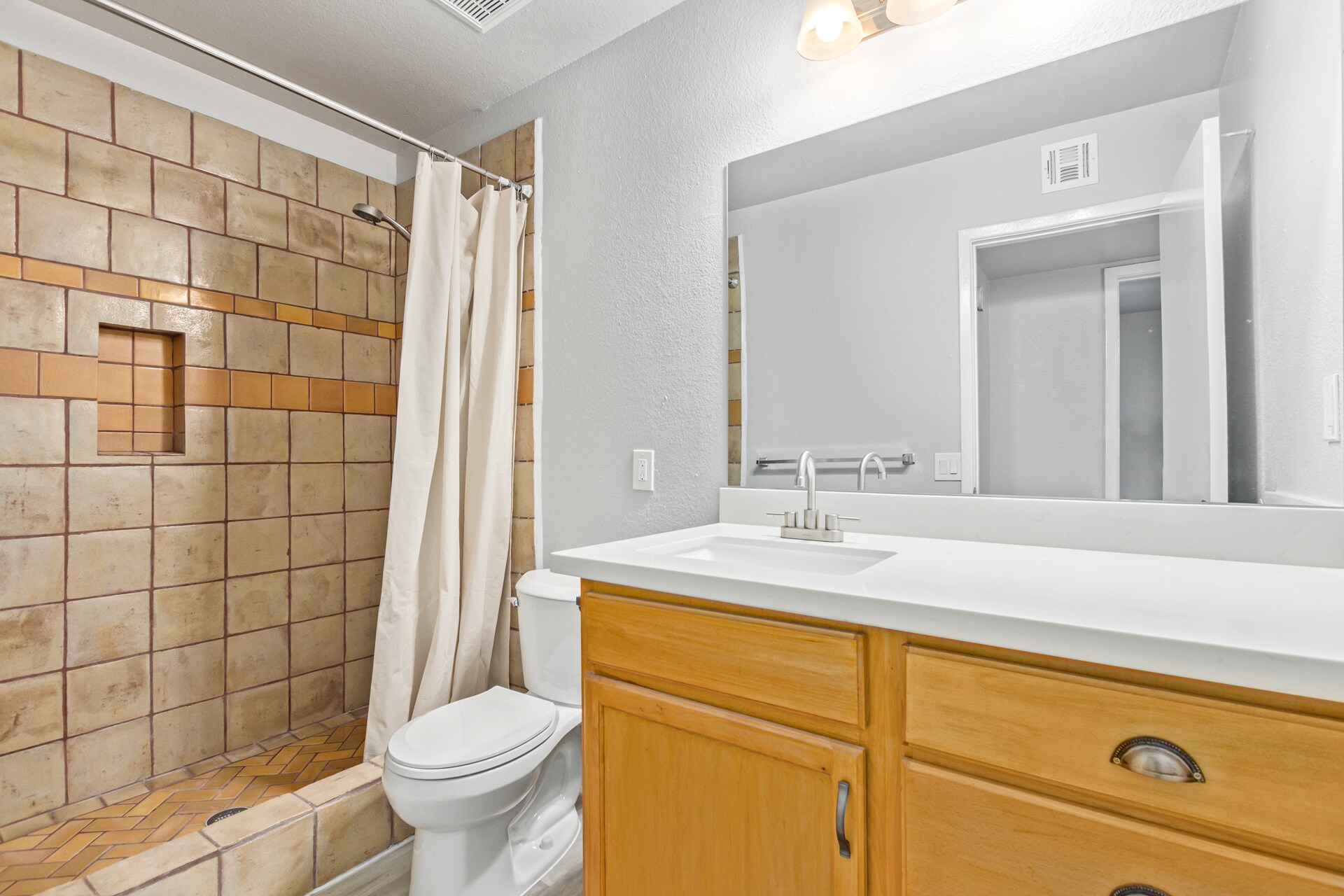 Bath 2 - 2937 E Beck Ln