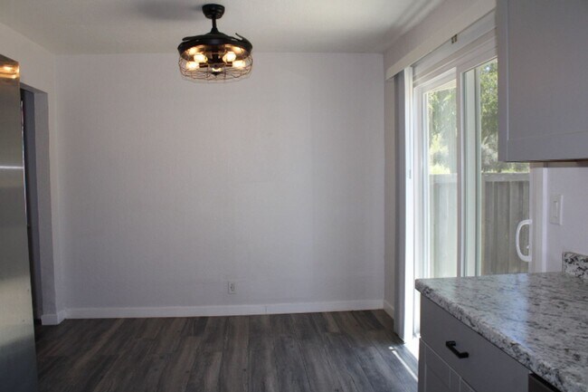 Building Photo - 130 Aster Ct