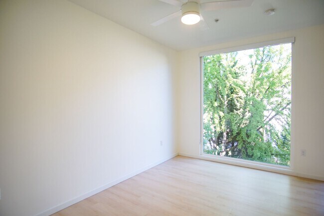Building Photo - Modern 3rd Floor Urban 1Bdr with D/W & Washer/Dryer!