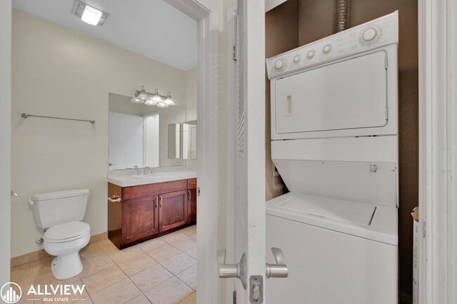 Building Photo - Location, Luxury, and Lifestyle – Top Floo...