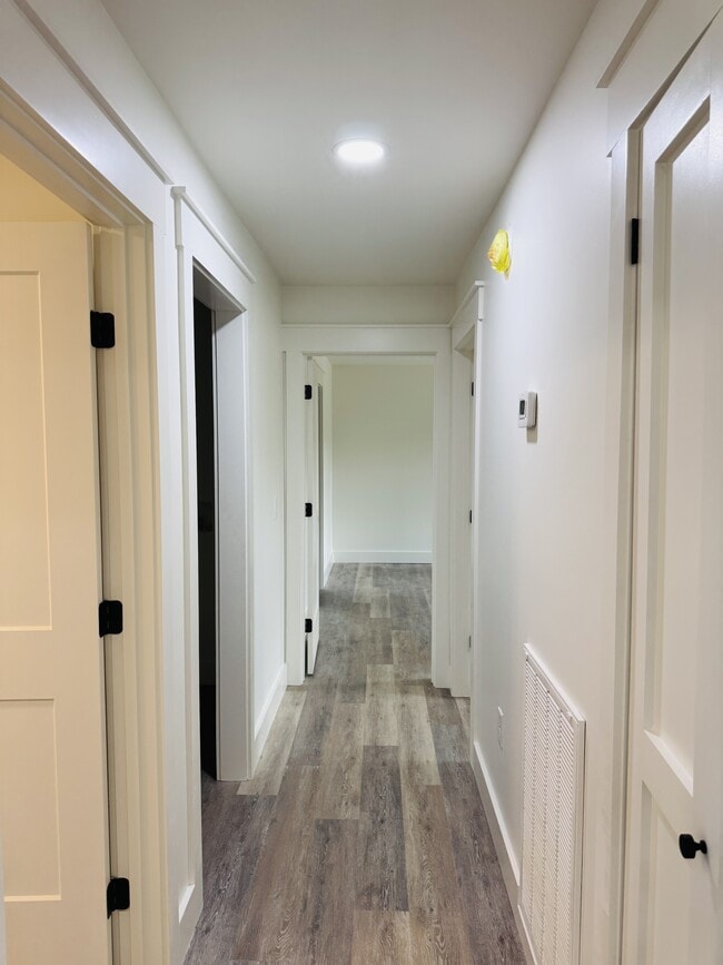 Building Photo - 221 Sheffield Dr