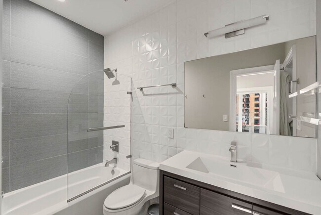 Building Photo - Mt Vernon Square Penthouse Condo