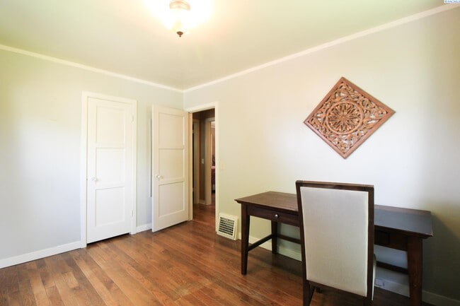 Building Photo - 2 BD, 1 BA with office, FURNISHED home