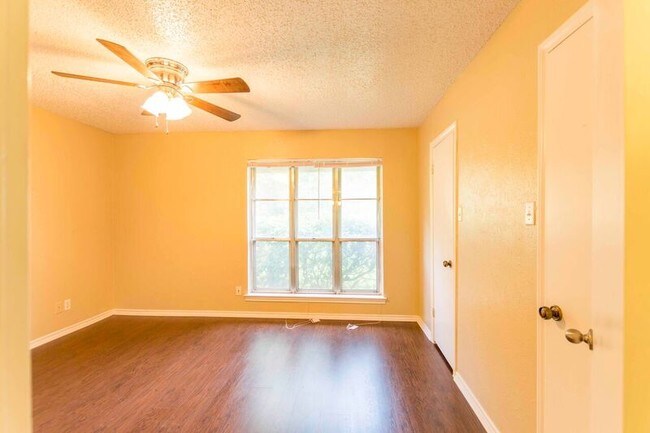 Building Photo - 817 W Rochelle Rd