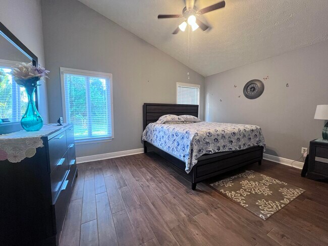 Building Photo - 4516 NW Alsace Ave