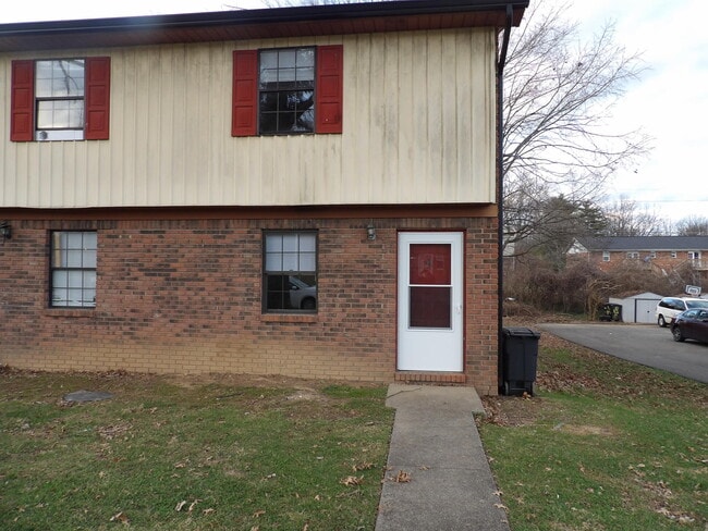 Building Photo - 207 Landings Dr