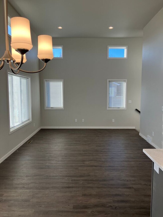 Building Photo - 3 Bed 3 Bath Twin Home