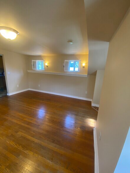 Building Photo - 261 Main St