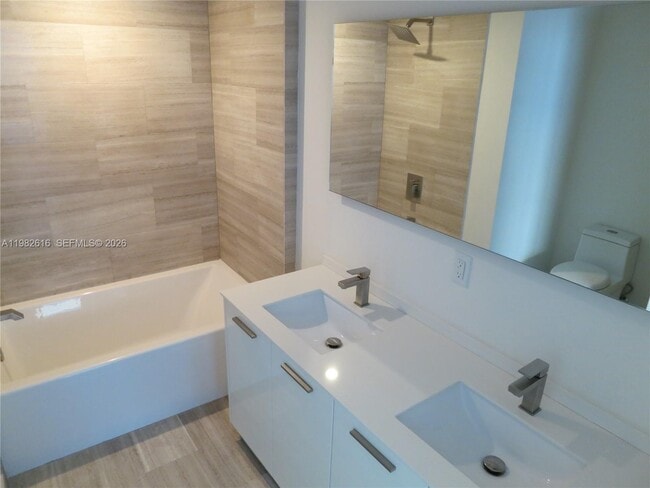 Building Photo - 1300 Brickell Bay Dr