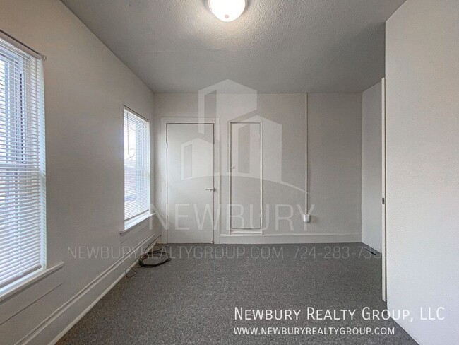 Building Photo - Spacious & Updated 2-Bedroom Row Home – Mo...