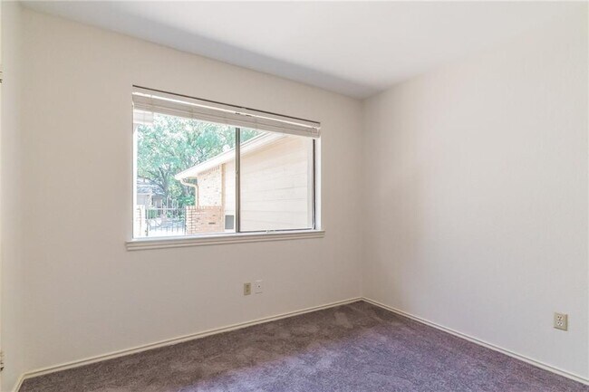 Building Photo - 7211 Lakewood Dr