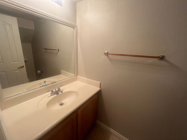 Building Photo - 3 Bedroom Townhome - Centennial Hills