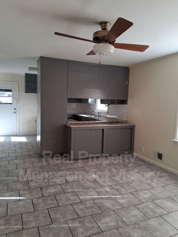 Building Photo - 817 Springlake Dr