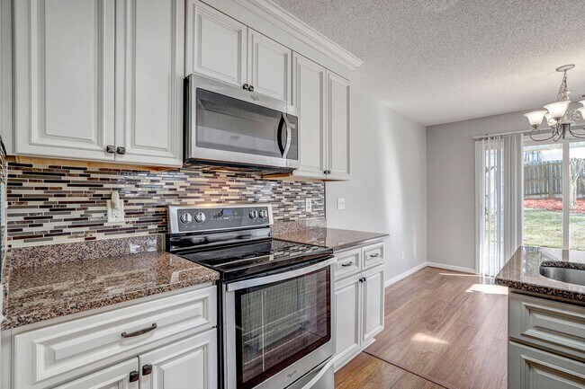 Building Photo - SINGLE FAMILY HOME- 3 Bedrooms 2.5 Baths