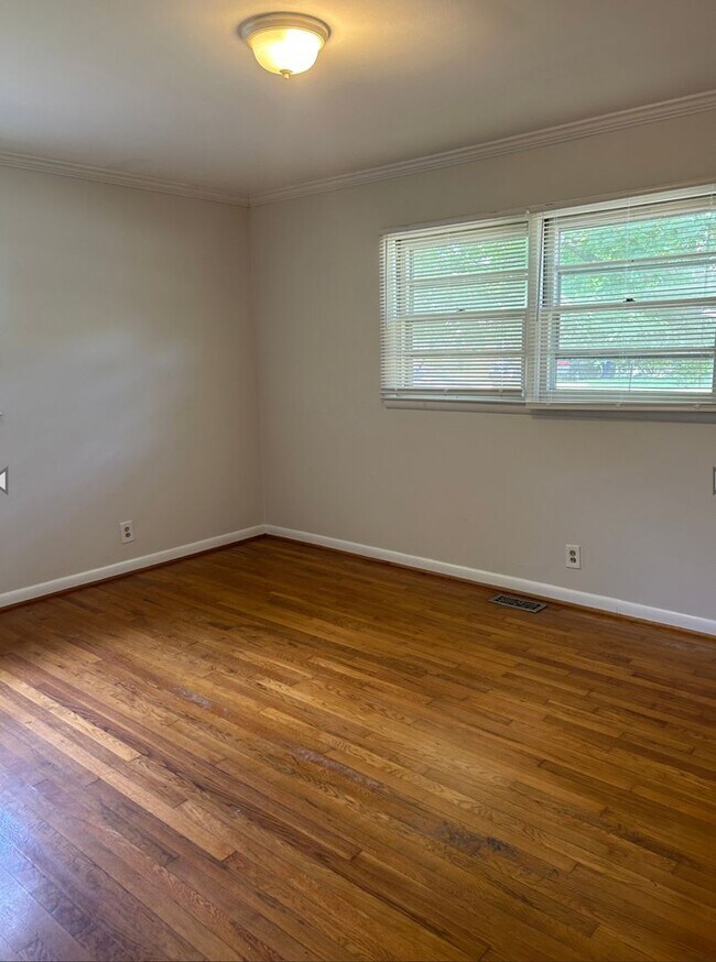 Building Photo - AVAILABLE MID-JUNE!