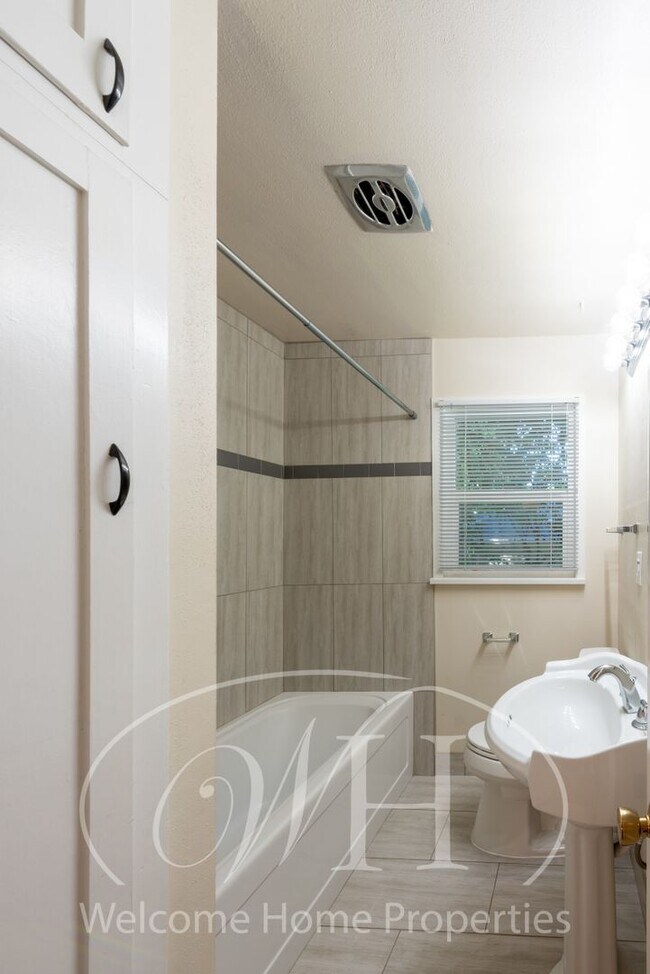 Building Photo - Remodeled Single-Family Home Close to Whit...