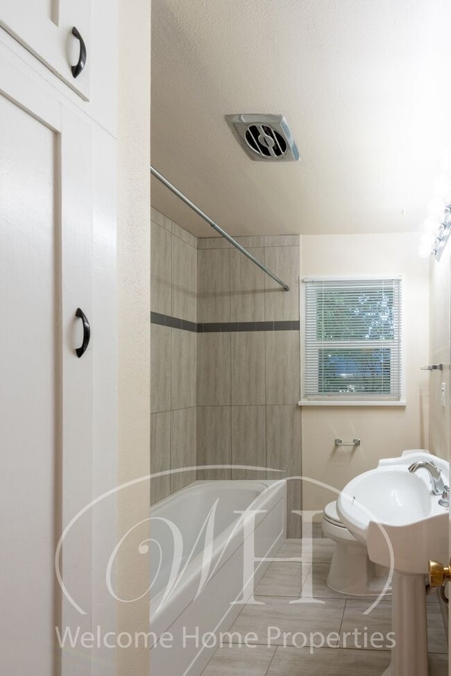 Building Photo - Remodeled Single-Family Home Close to Whitman College