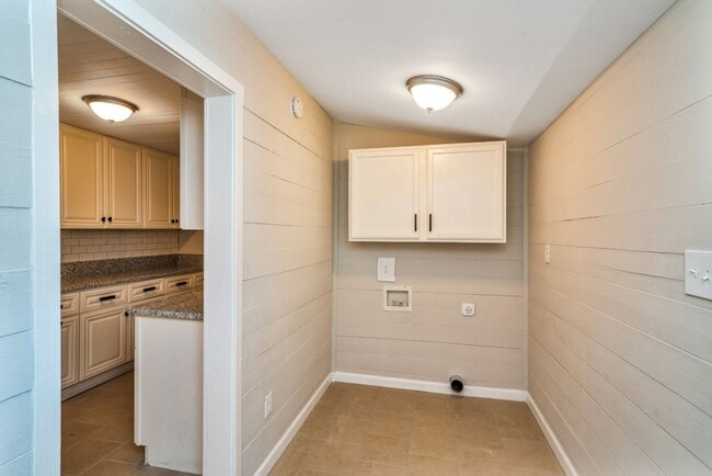 Building Photo - Charming Renovated 2BR Home – Full of Char...