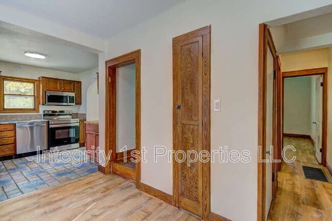 Building Photo - 4226 NE Antioch Rd