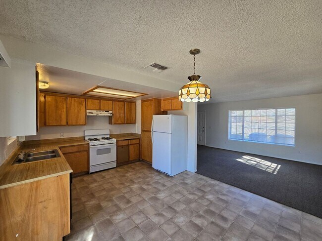 Building Photo - Coming Soon!!! 2 bedroom 1 bath