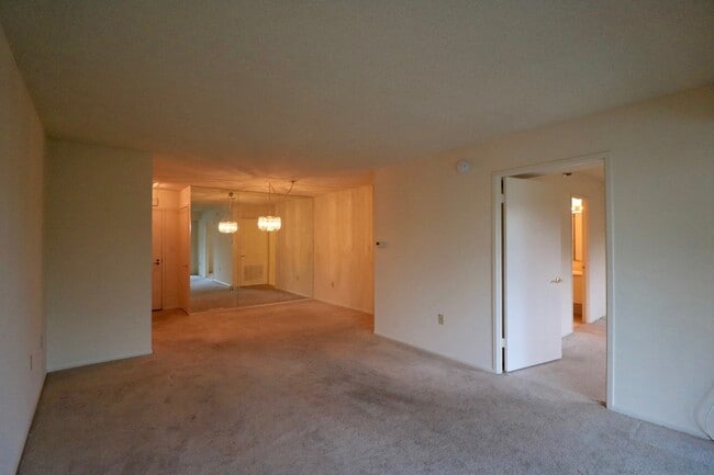 Building Photo - 15107 Interlachen Dr