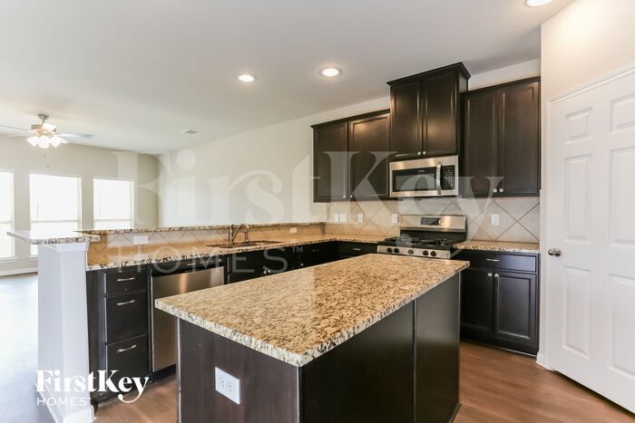Building Photo - 7215 Victorville Dr