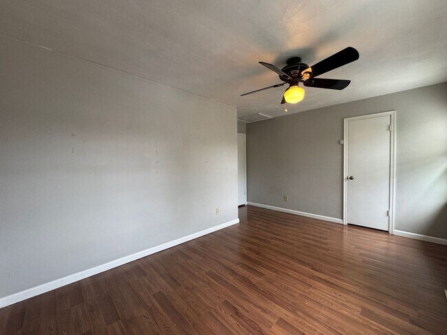 Building Photo - Charming Waterfront Townhouse in Virginia Beach!
