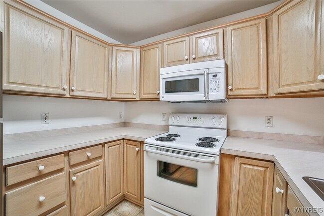 Building Photo - 2775 N Forest Rd