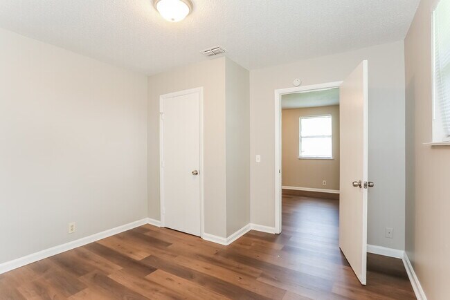 Building Photo - 4606 Albermarle Ave