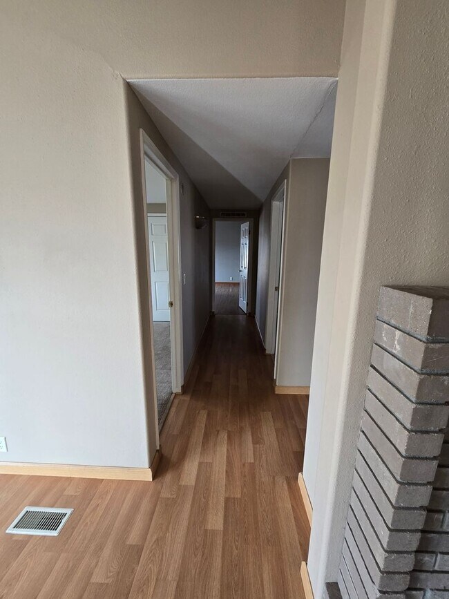 Building Photo - Beautiful Country Home, Powell Butte